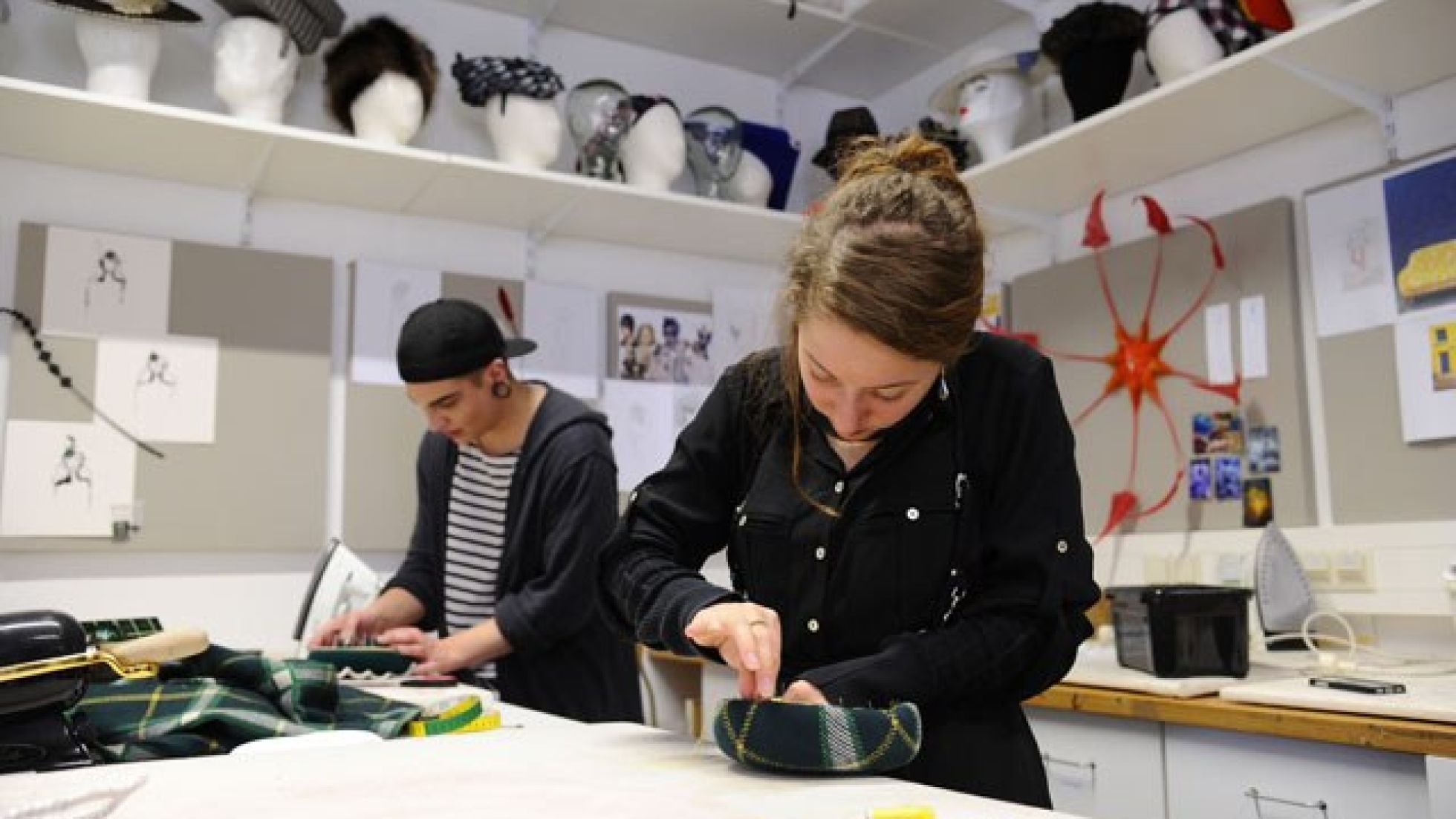 copyright: Stefanie Starz Eine Schülerin und ein Schüler in einem Atelier