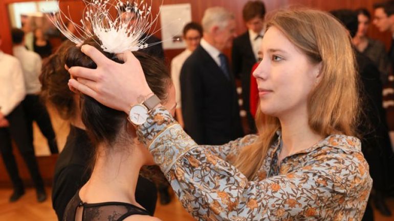 copyright: © Katharina Schiffl Frau setzt anderer Frau Kopfschmuck in die Haare
