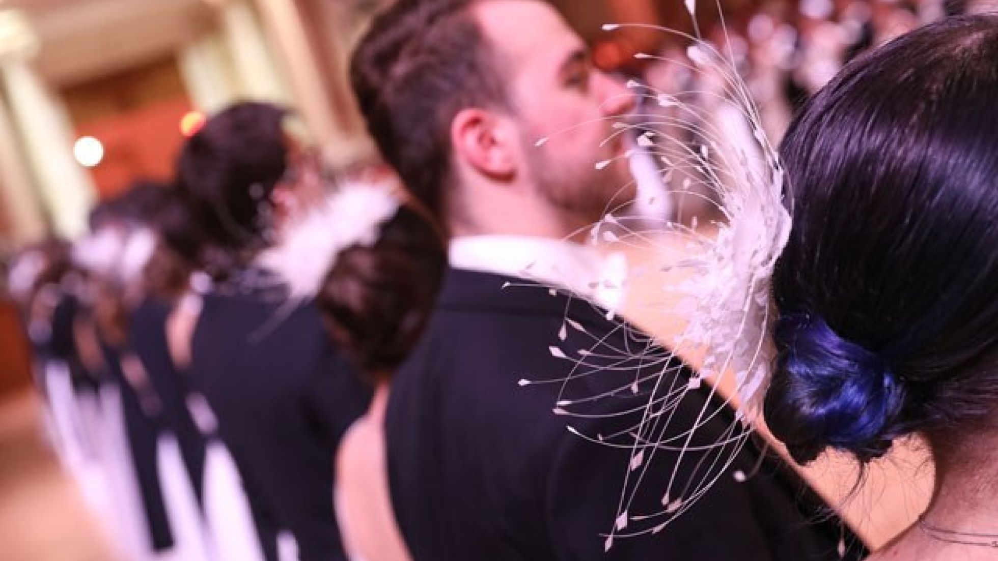 copyright: © Katharina Schiffl Kopfschmuck im Haar eine Frau neben Tanzpartner