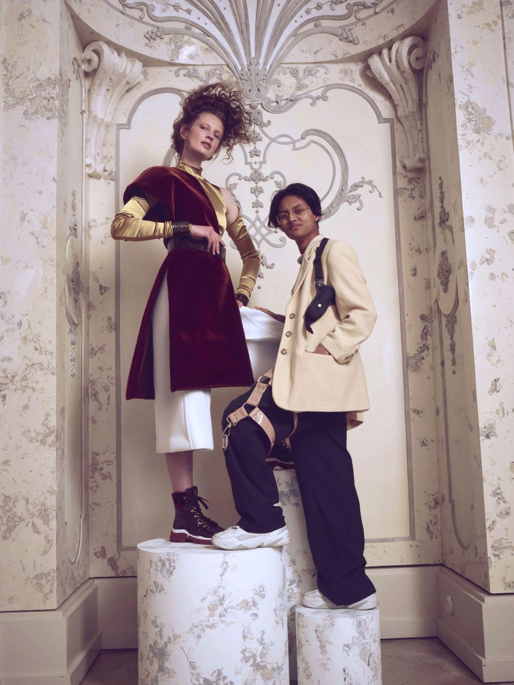 Zwei Models stehen auf 2 Sockeln.