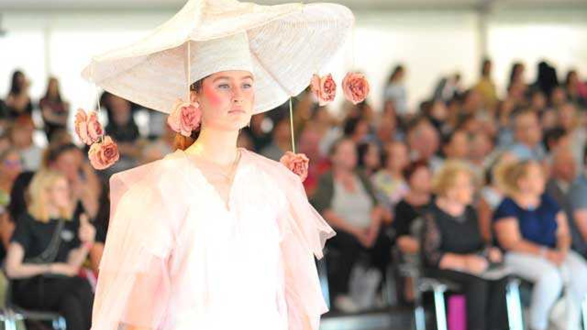 copyright: p.hutter@gmx.at Model auf dem Laufsteg mit großem Hut in Blütenform