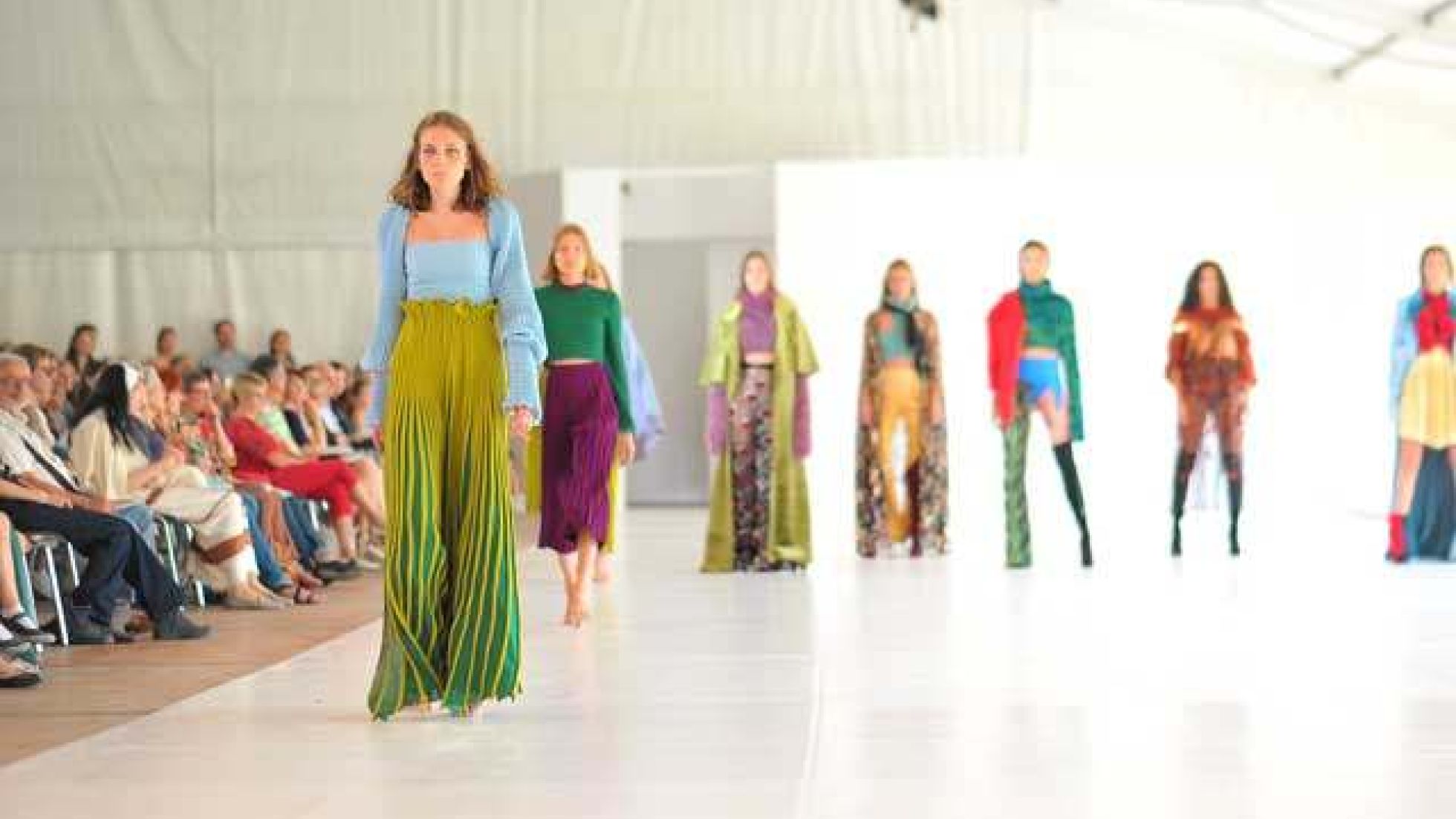 copyright: p.hutter@gmx.at Models auf dem Laufsteg präsentieren Kleidung aus Strick