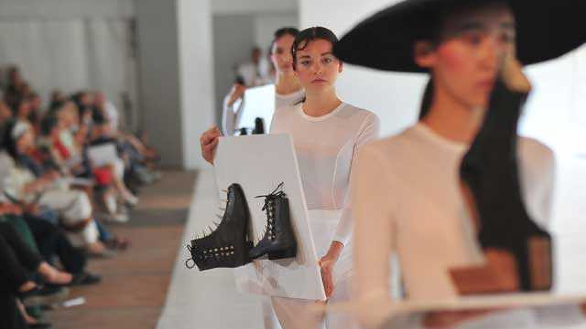 copyright: p.hutter@gmx.at Models auf dem Laufsteg präsentieren schwarze Lederschuhe