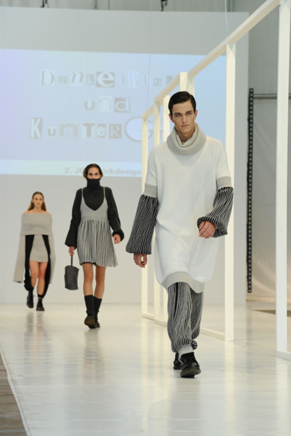 Ein Model auf dem Laufsteg