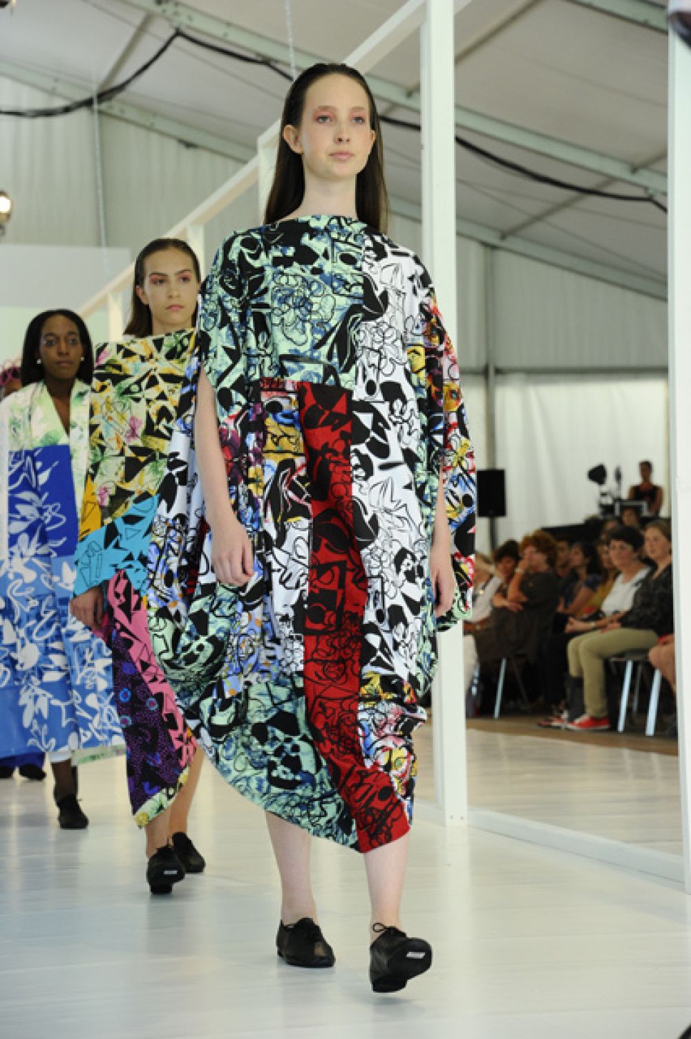 Ein Model auf dem Laufsteg