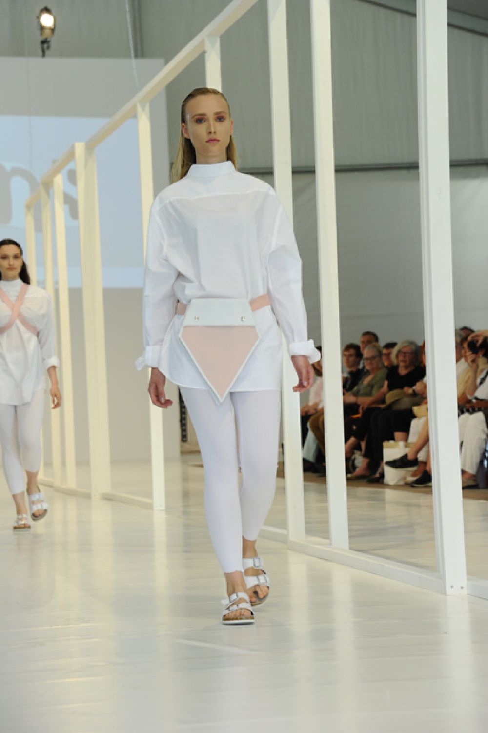 Ein Model auf dem Laufsteg