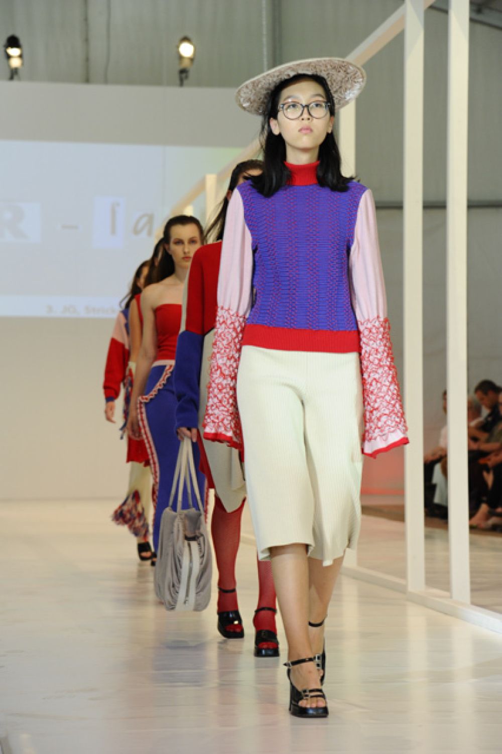 Ein Model auf dem Laufsteg