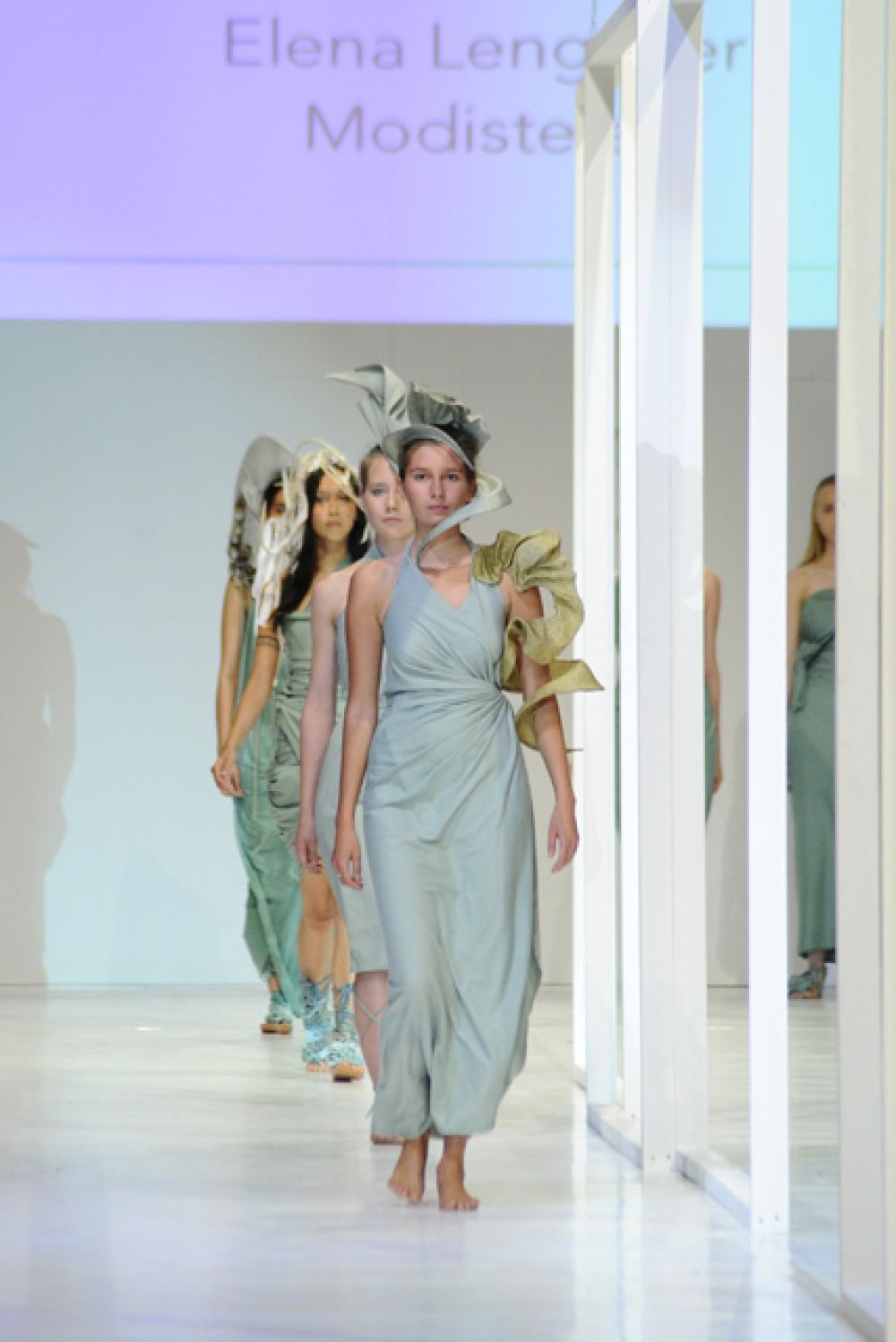 Ein Model auf dem Laufsteg