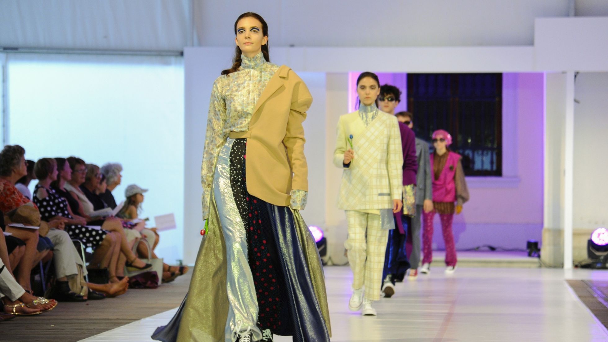 Modeschülerin als Model auf dem Laufsteg