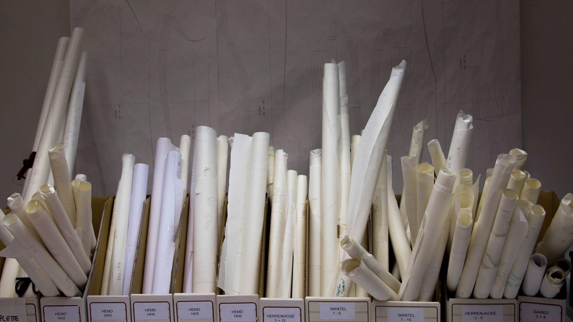 Papierrollen in Ordnern sortiert