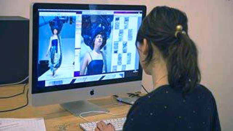 copyright: Sebastian Philipp Studentin bei der Arbeit vor einem Bildschirm