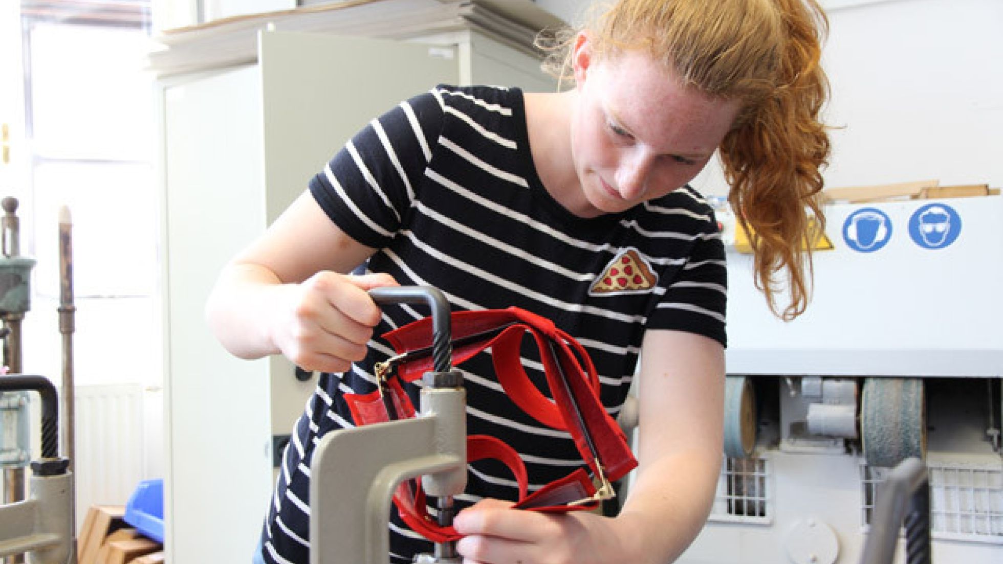Fertigung der Tasche in der Werkstätte Produktgestaltung Taschen