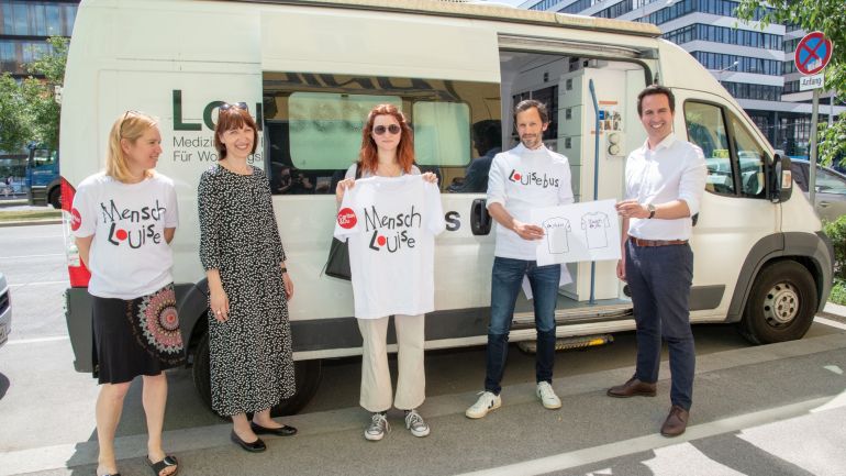 copyright: MA 13/Stephan Natalie Schülerinnen präsentieren designte Shirts vor Bus