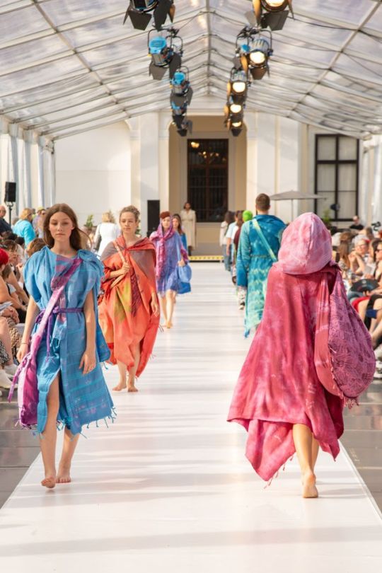 Schülerinnen präsentieren Mode auf dem Laufsteg