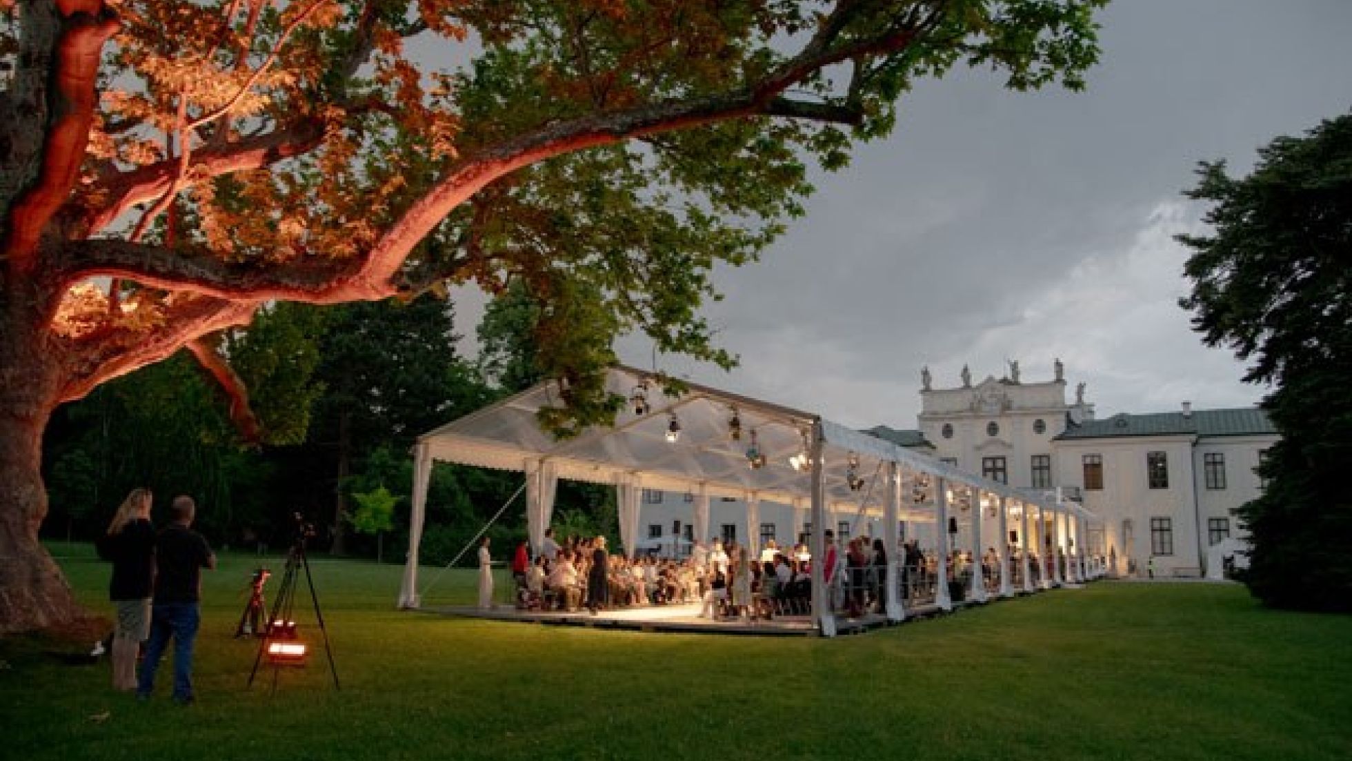 Show-Zelt mit Beleuchtung bei Dämmerung