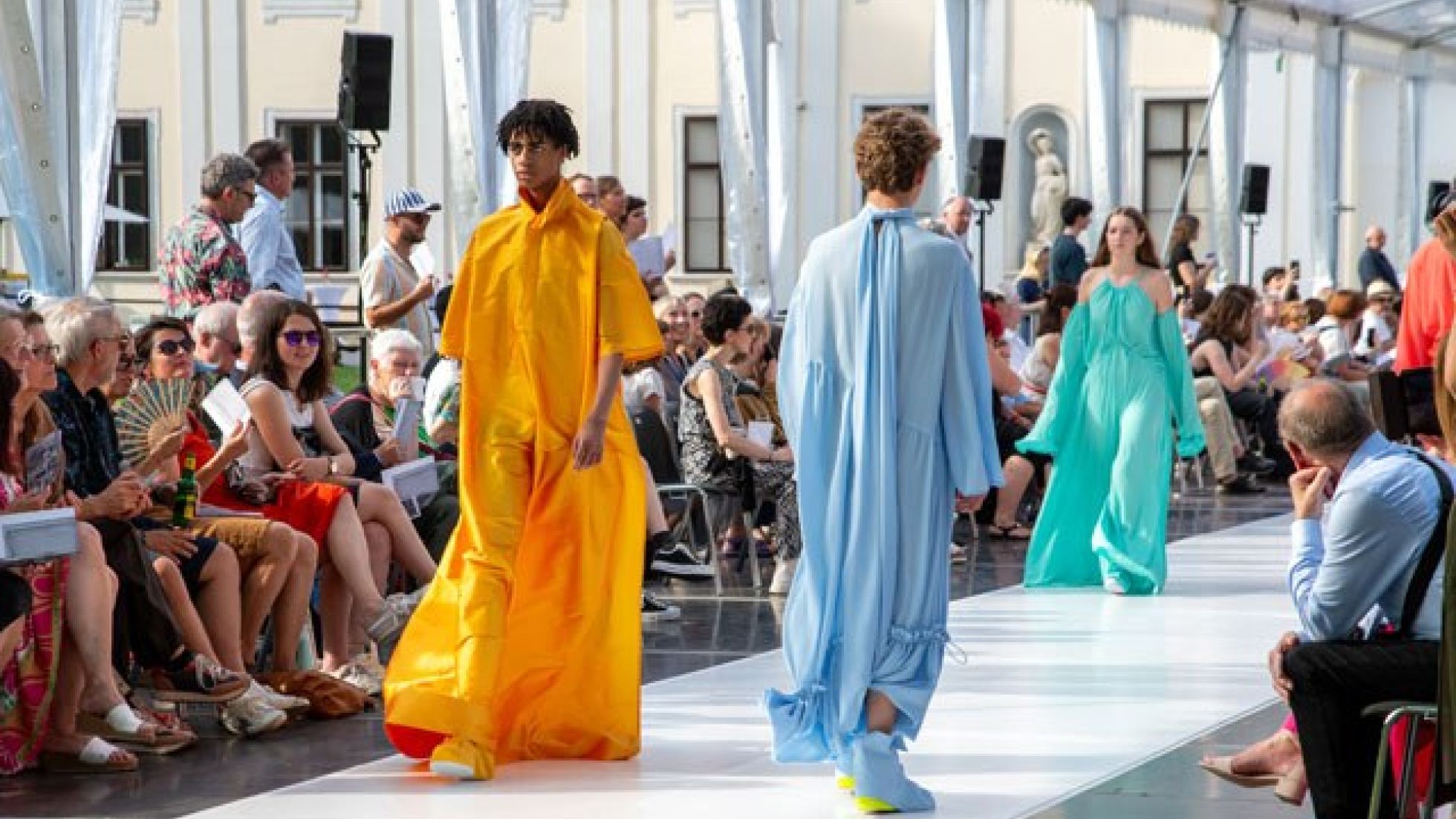 Schülerinnen präsentieren Mode auf dem Laufsteg