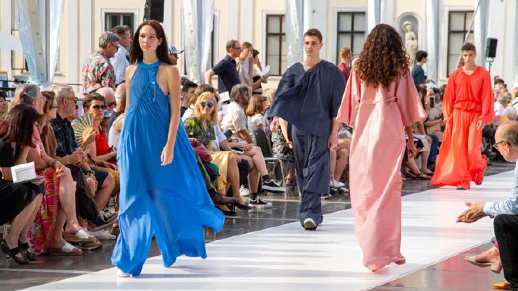 Schülerinnen präsentieren Mode auf dem Laufsteg