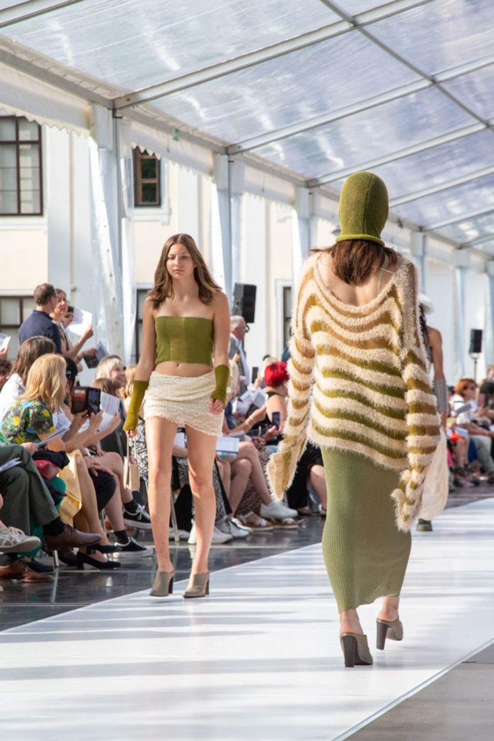 Schülerin präsentiert Mode auf dem Laufsteg