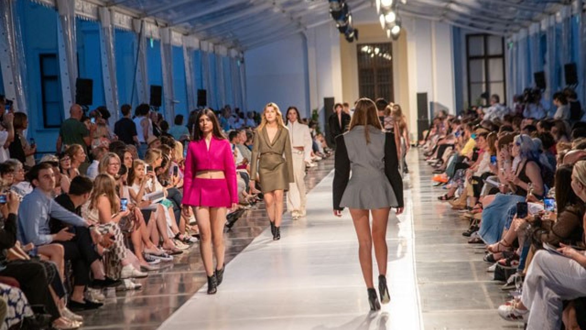 Schülerinnen präsentieren Mode auf dem Laufsteg