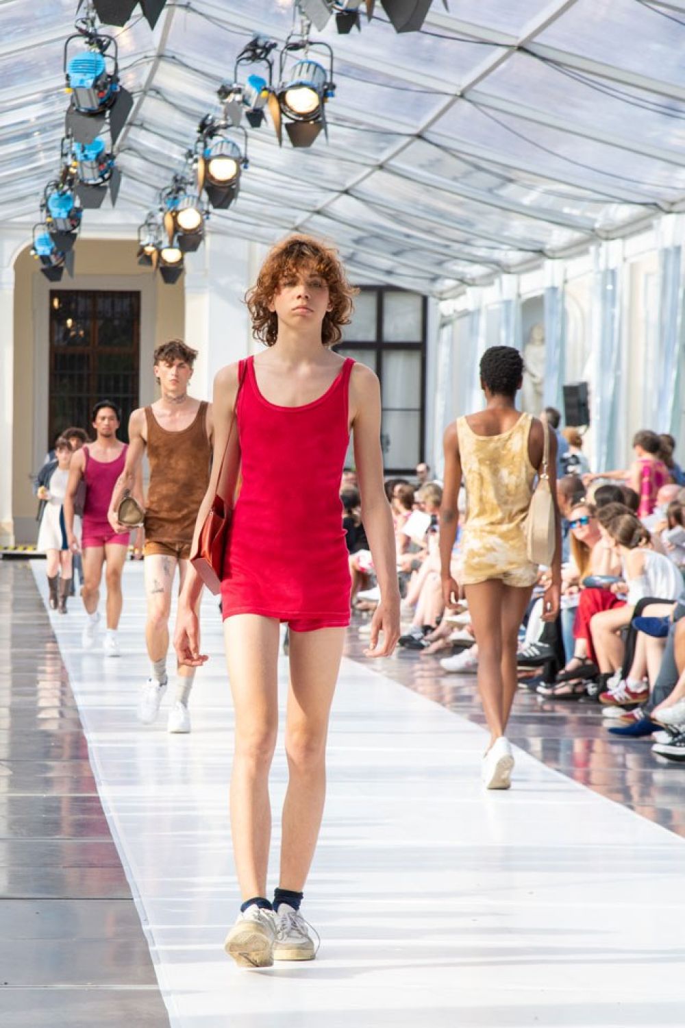 Schüler präsentiert Mode auf dem Laufsteg