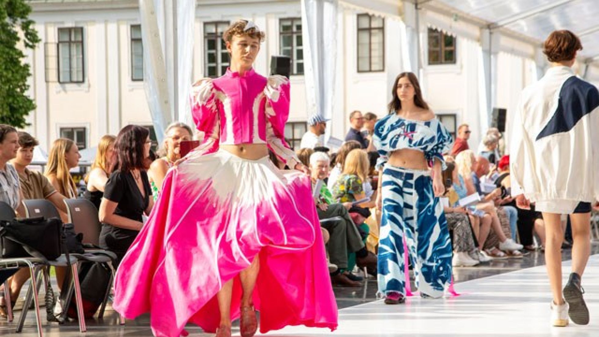 Schülerinnen und Schüler präsentieren Mode auf dem Laufsteg
