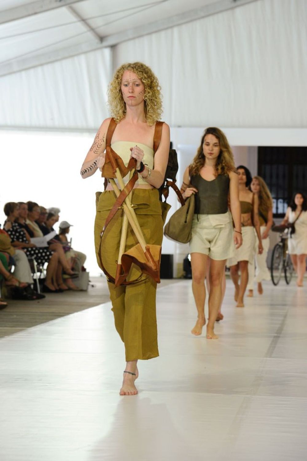 Modeschülerin als Model auf dem Laufsteg