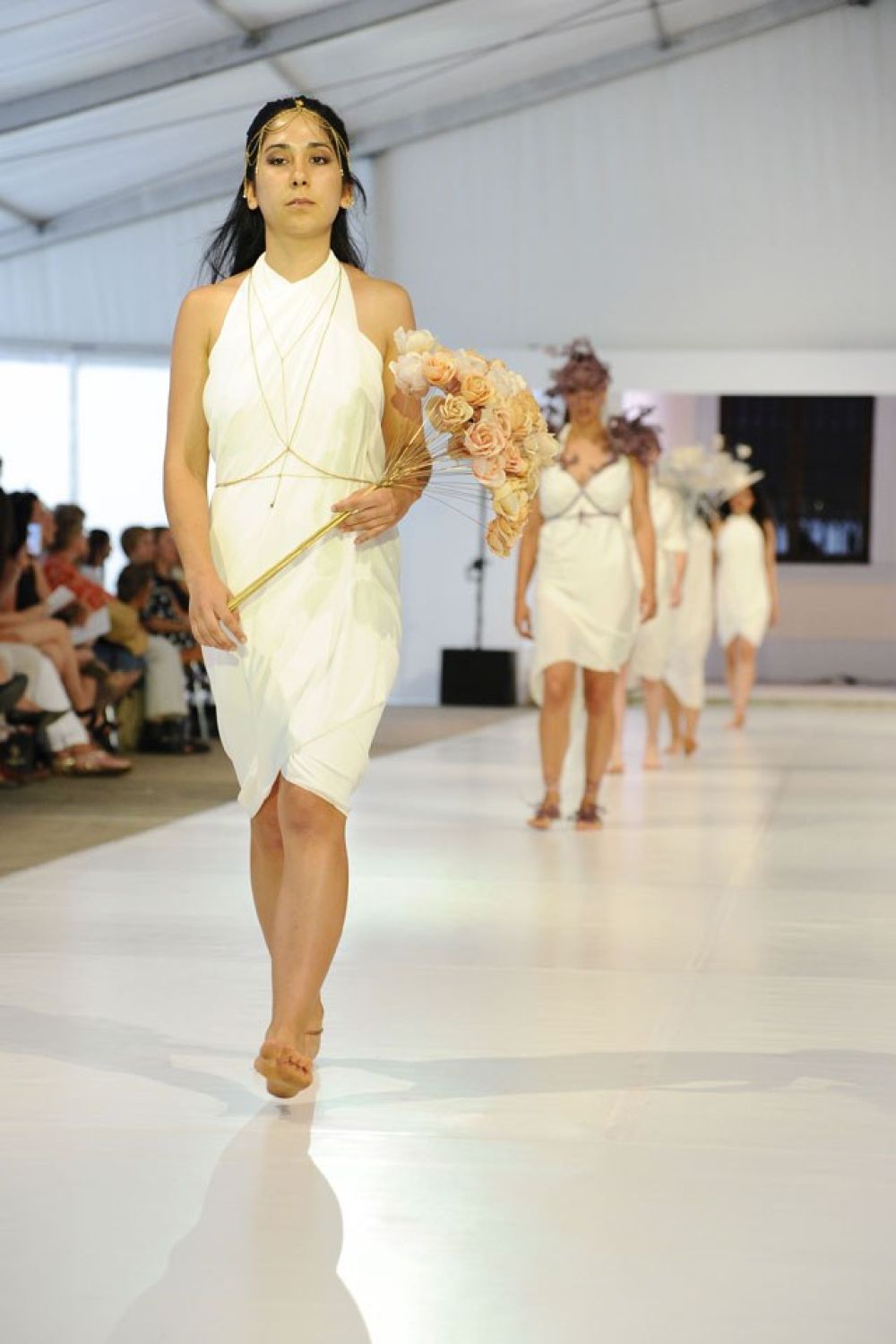 Modeschülerin als Model auf dem Laufsteg