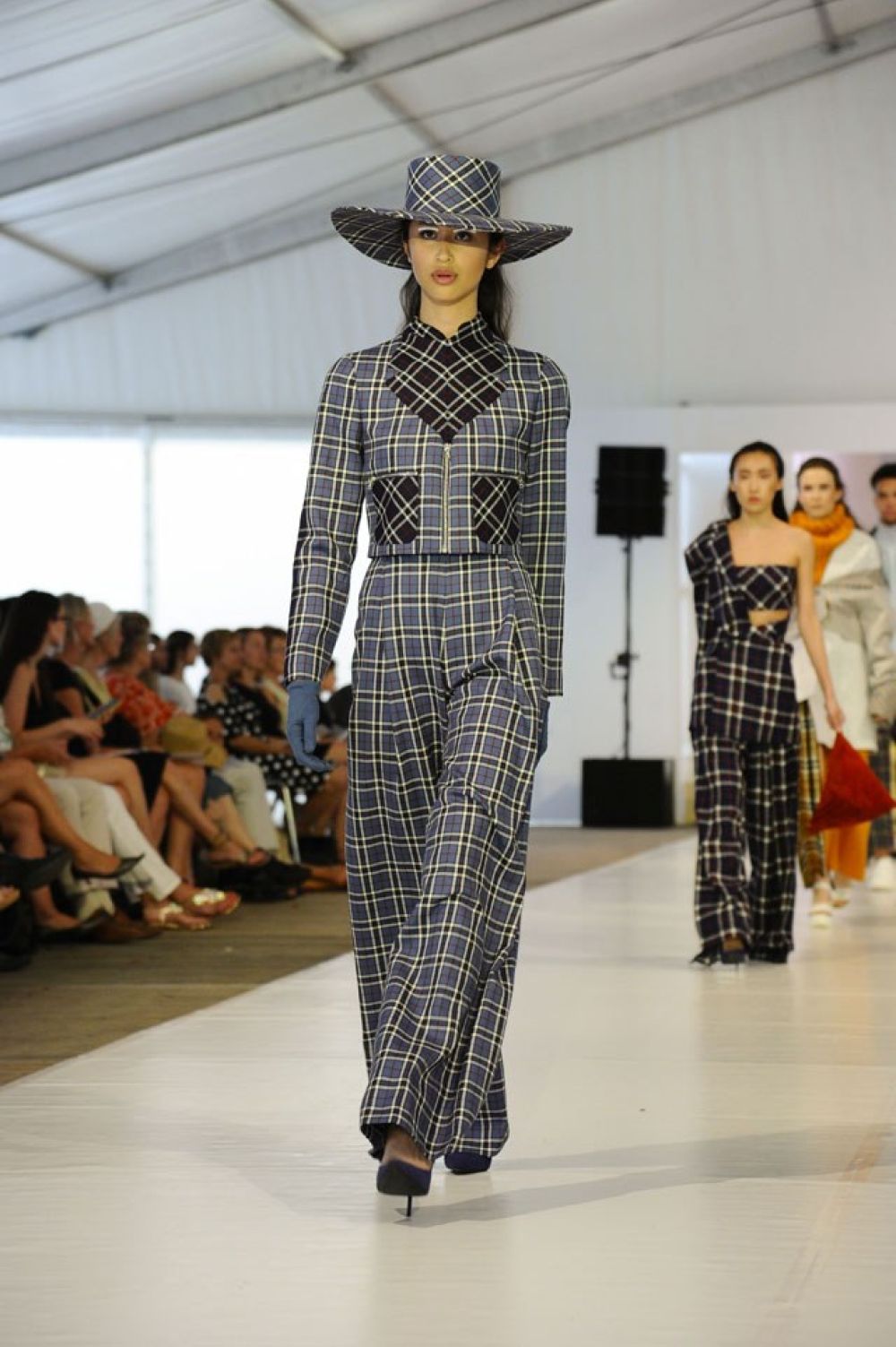 Modeschülerin als Model auf dem Laufsteg