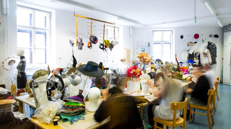 Schülerinnen entwerfen Hüte