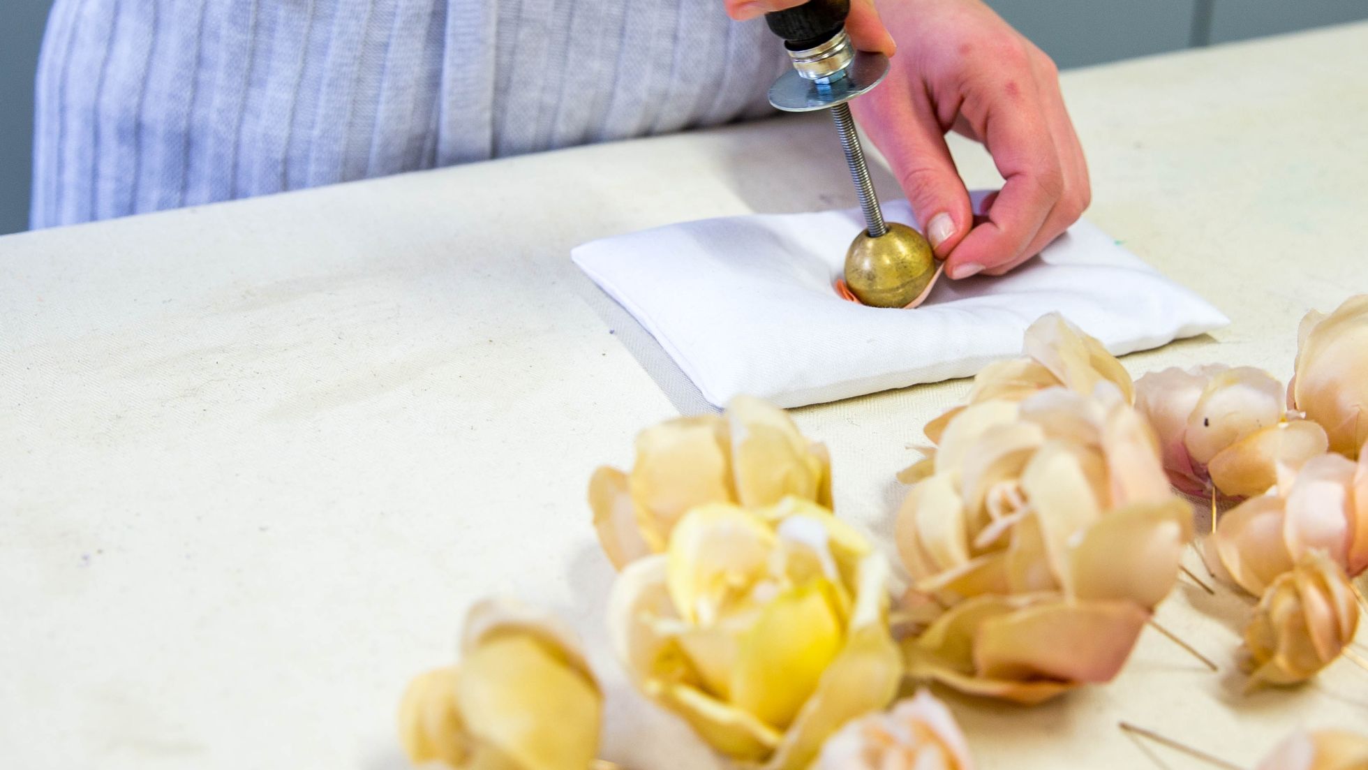 Schülerin arbeitet an der Herstellung eines Huts