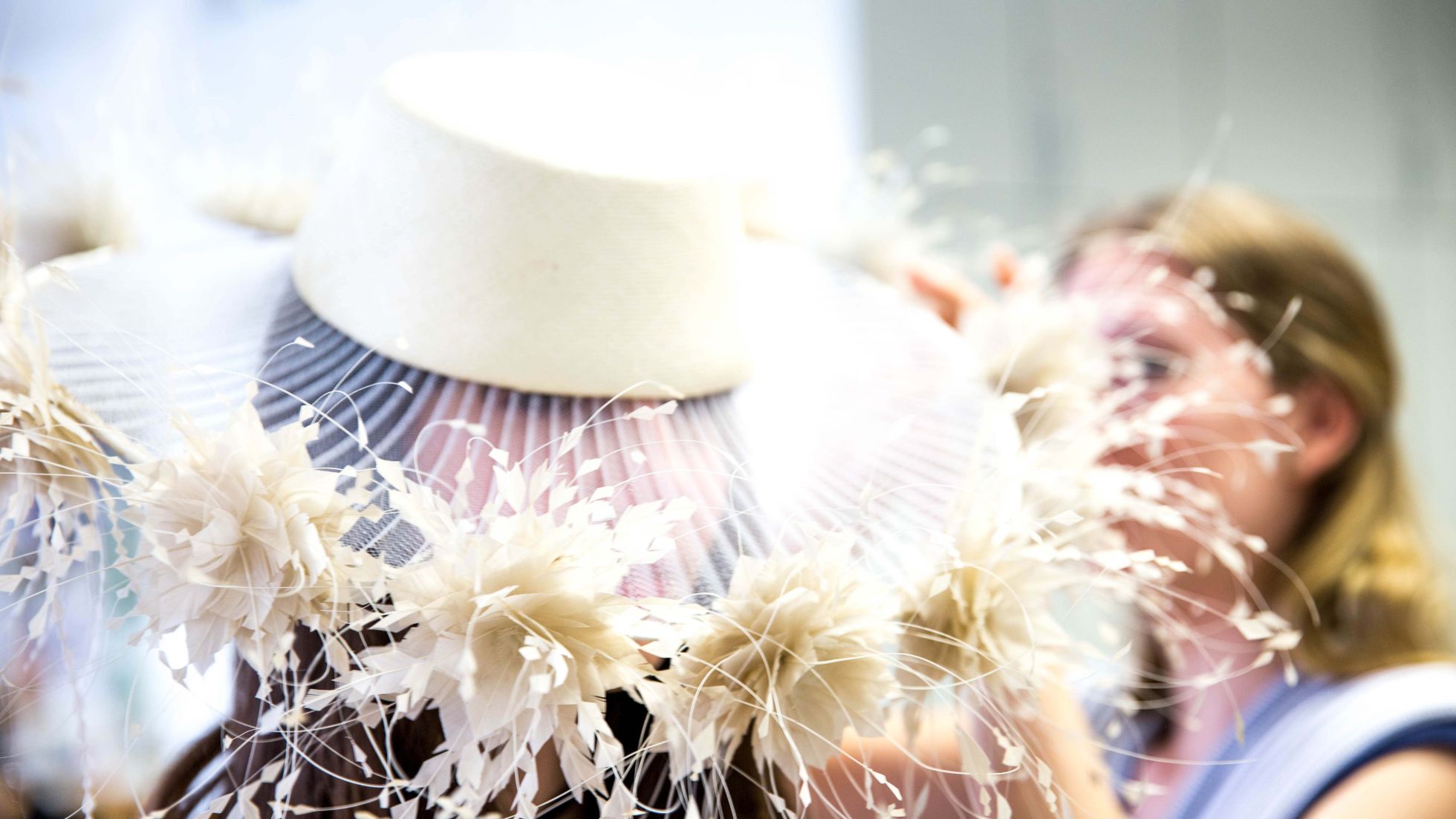 Schülerin arbeitet an der Herstellung eines Huts