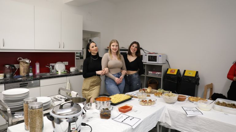 copyright: Modeschule Hetzendorf Schülerinnen bei Verkaufstisch