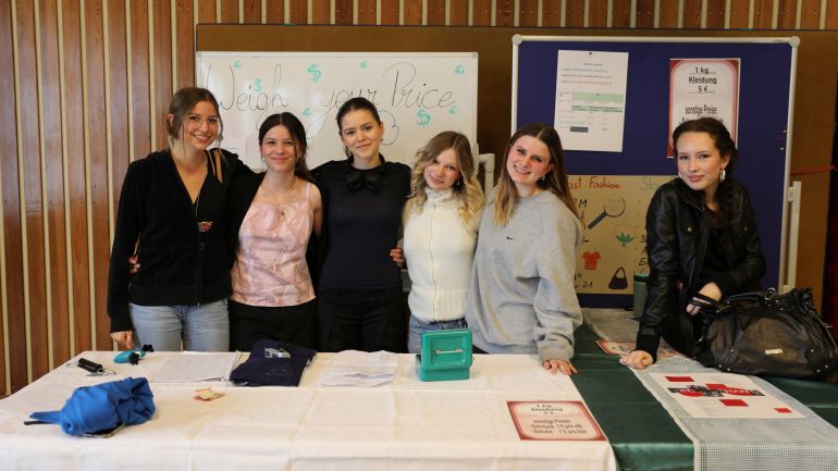 copyright: Modeschule Hetzendorf Schülerinnen bei Verkaufstisch