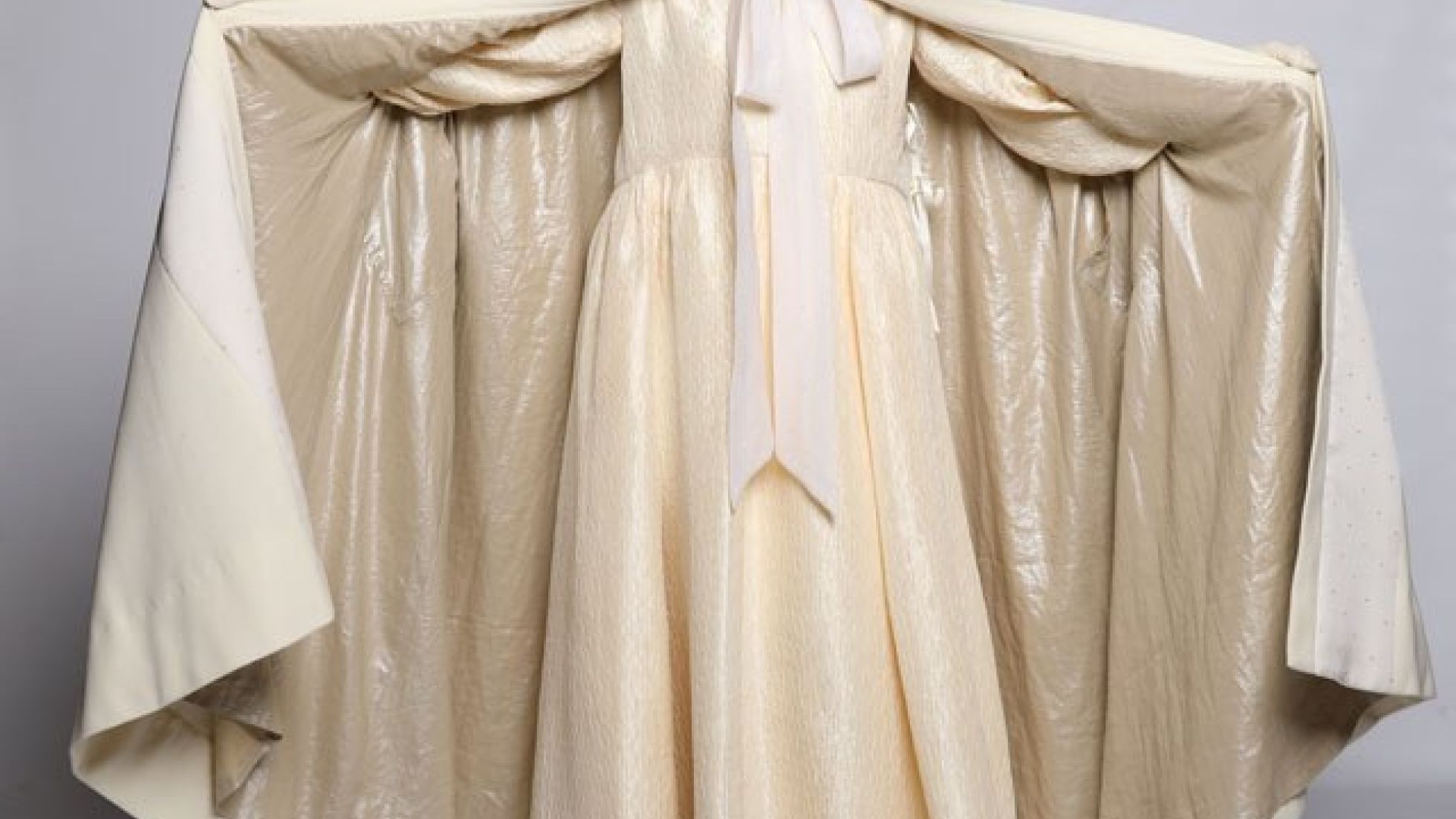 Weißes Kleidung und weißer Umhang mit großer Schleife