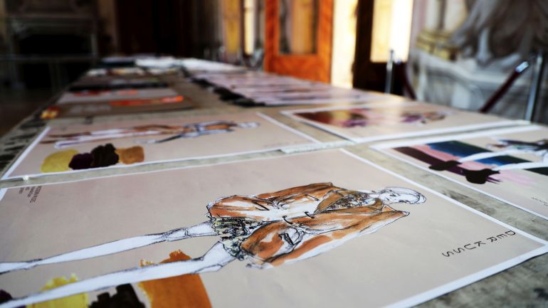 copyright: Michaela Zimmermann Bunte Skizzen für Mode-Kreationen auf einem Tisch