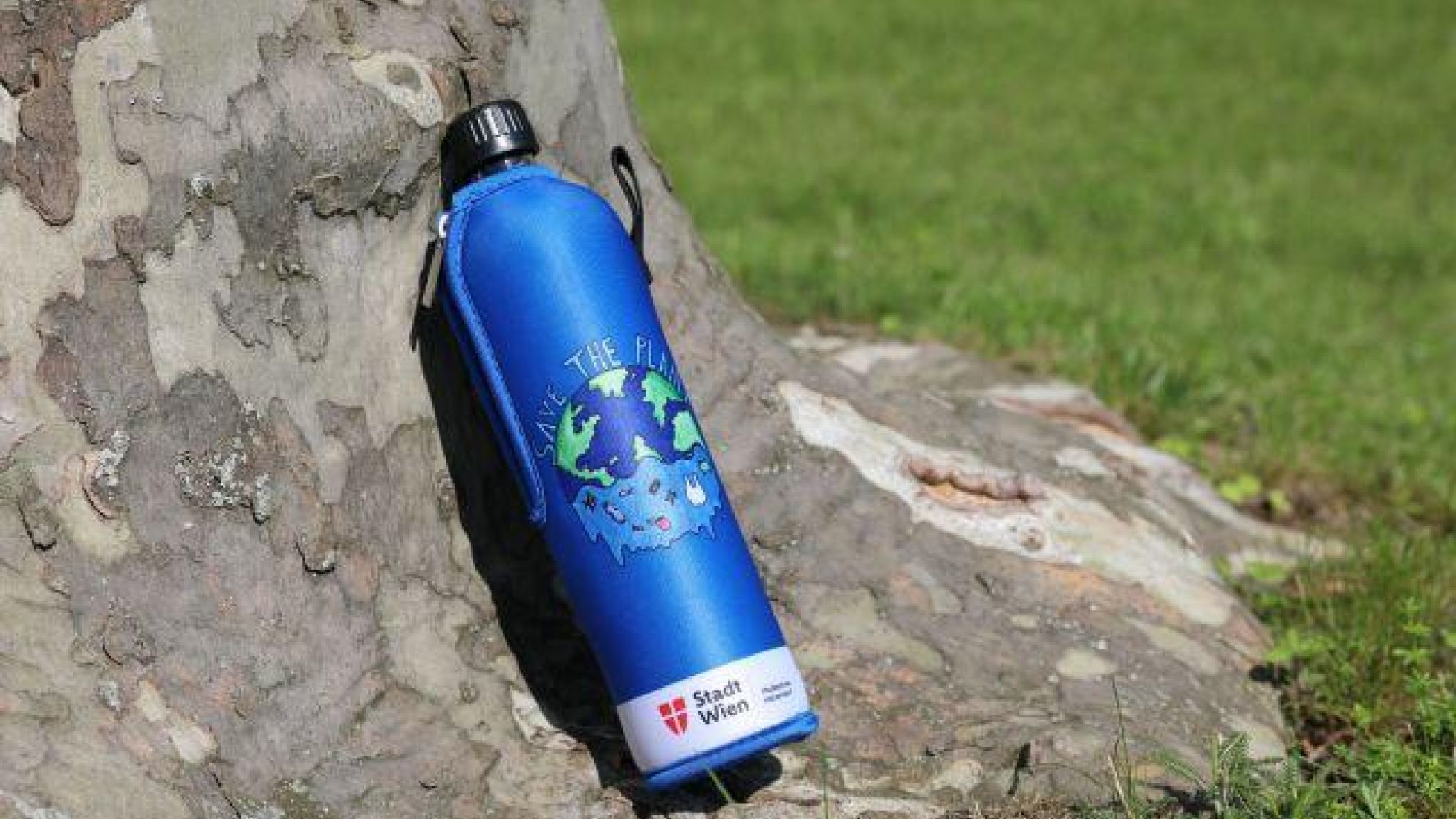 Trinkflasche mit Aufschrift "Save the world" und "Stadt Wien"