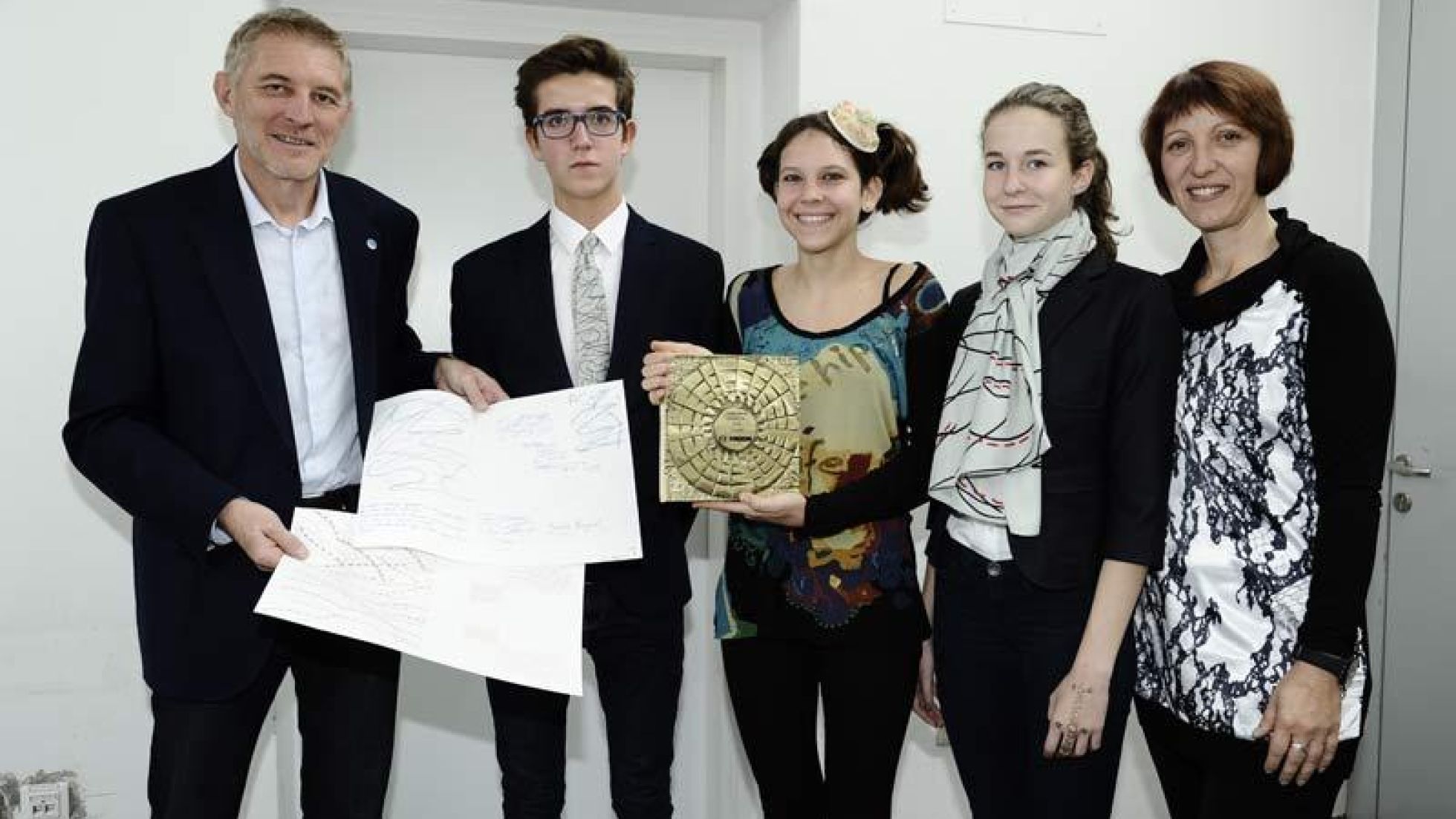 Robert Böck, Mazda (links), Hanna Zachoval (Mitte) und Direktorin Monika Kycelt (rechts) bei der Preisverleihung; Models mit Krawatte bzw. Tuch