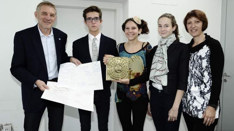 copyright: Stefanie Starz Robert Böck, Mazda (links), Hanna Zachoval (Mitte) und Direktorin Monika Kycelt (rechts) bei der Preisverleihung; Models mit Krawatte bzw. Tuch