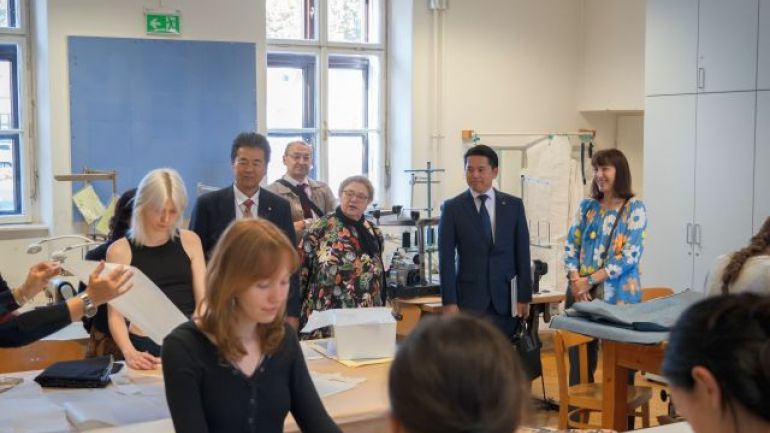 copyright: © Julian Vilim Delegationsbesucher im Unterrichtsraum mit Schülerinnen