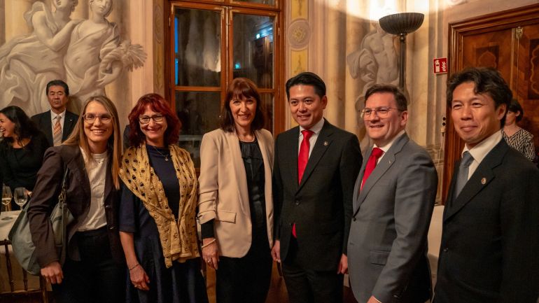 copyright: Modeschule / Julian Vilim Gruppenfoto von 3 Frauen und 3 Männern im festlichen Saal