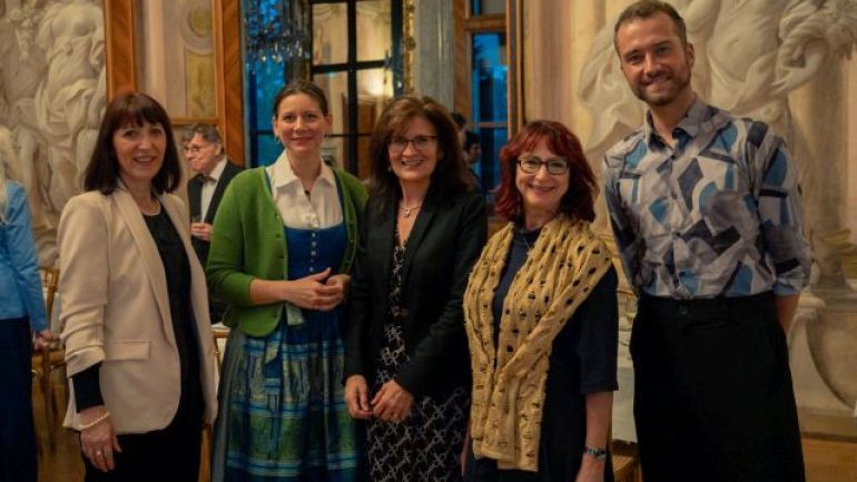 copyright: © Julian Vilim Gruppenfoto von 4 Frauen und einem Herrn im festlichen Saal