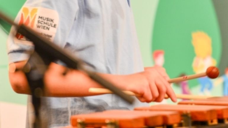 Schlagwerkspielendes Kind