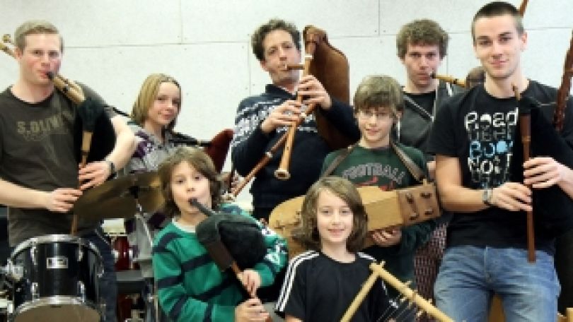 Fototermin in der Musikschule Pernerstorferg. 45 zum Thema Weltmusik mit StR. Christian Oxonitsch