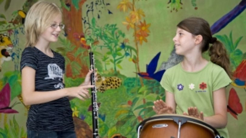 Zwei musizierende Kinder