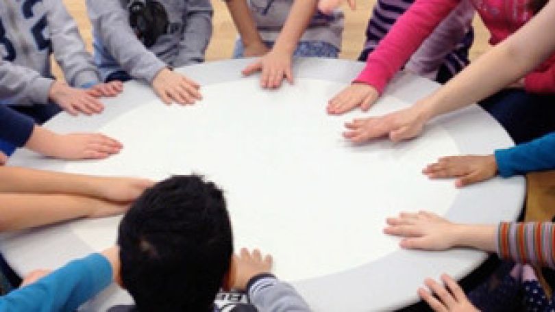 Kinder beim Trommeln