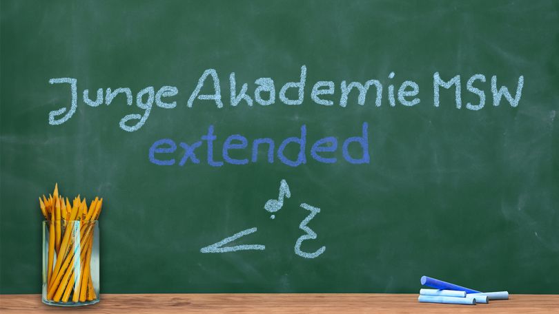 Schultafel mit der Aufschrift "Junge Akademie MSW extended"