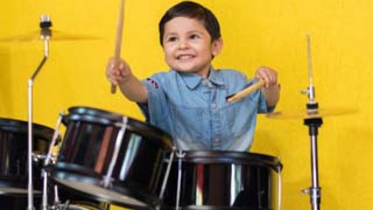 Kind spielt Schlagzeug
