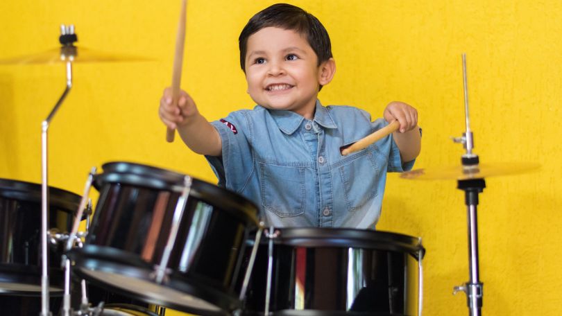 Kind spielt Schlagzeug