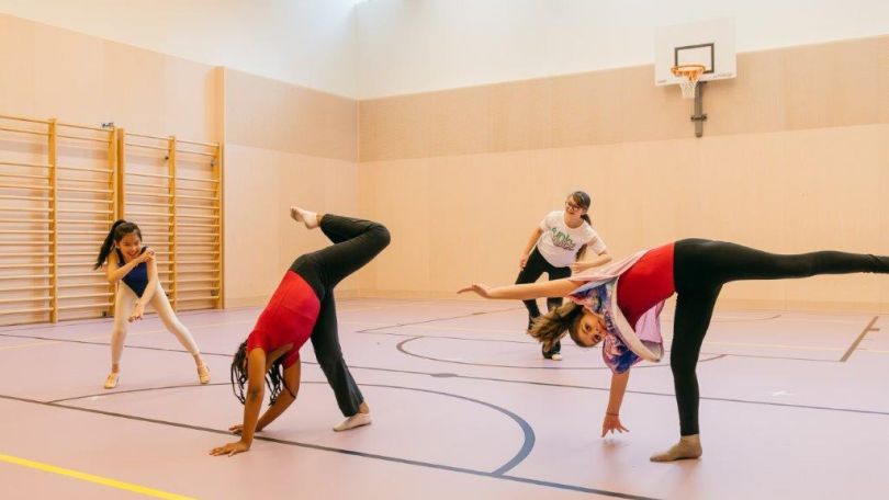 Kinder tanzen im Turnsaal