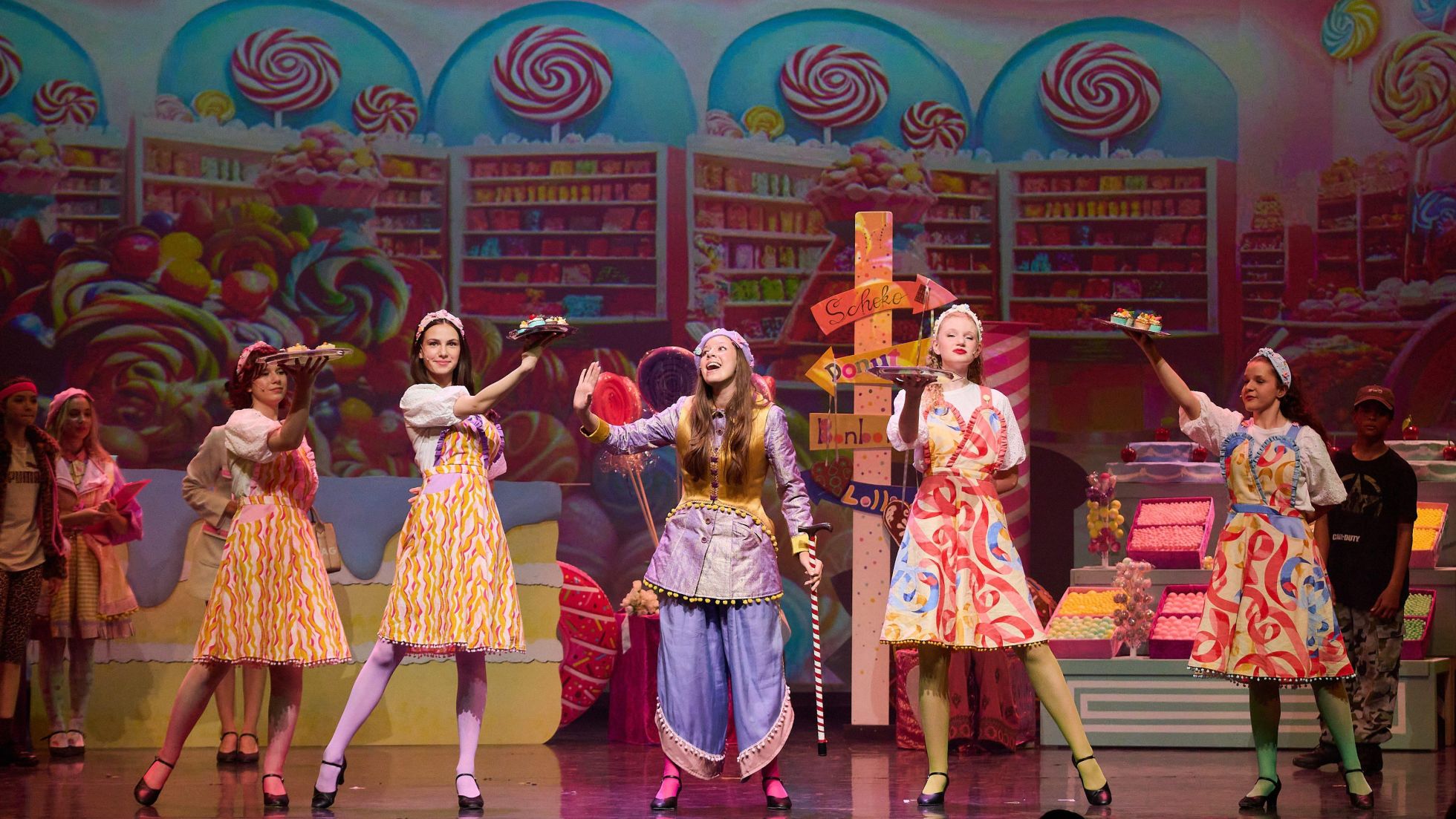 copyright: Eva Würdinger Mädchen in bunten Kostümen bei einer Musicalaufführung